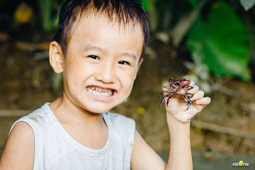 Bộ ảnh đã tái hiện lại đầy xúc động những ký ức tuổi thơ tươi đẹp, hình ảnh một cậu bé miền Tây mang đậm nét hồn nhiên, tinh nghịch, trong sáng và nụ cười viên mãn hạnh phúc.