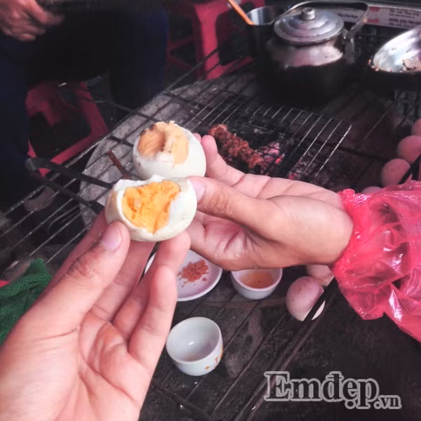 Tại Cổng Trời bạn có thể thưởng thức món trứng nướng, hay thịt xiên nướng thơm phức. Bạn có thể dành chưa đến một ngày để vừa chinh phục đèo Ô Quy Hồ, vừa vui chơi ở thác Bạc và thác Tình Yêu nổi danh nơi đây.