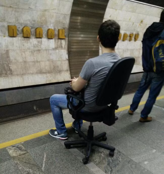 May mà mang theo ghế chứ không đứng chờ mỏi chân lắm.