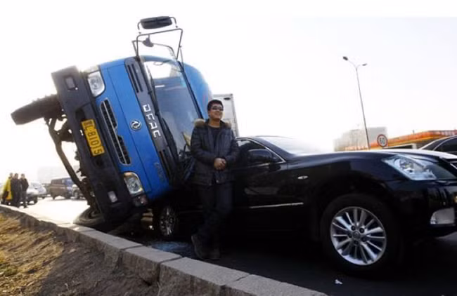 Mấy khi gặp tai nạn, phải chụp cái làm kỷ niệm.