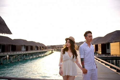 Đôi uyên ương Vân Tokyo và chồng có những khoảnh khắc tự nhiên và hạnh phúc khi chơi đùa giữa làn nước biển trong như ngọc. Cặp đôi tay trong tay dắt nhau đi trên bãi cát trắng sứ trong ánh nắng chiều đầy lãng mạn.