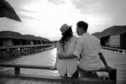 Cản trở lớn nhất của bộ ảnh cưới siêu lãng mạn này là ánh nắng gay gắt ở một hòn đảo hoang sơ thuộc Ấn Độ Dương. Mỗi bức ảnh đều lấy góc hướng chính diện của ánh nắng khiến cặp đôi lóa cả mắt.
