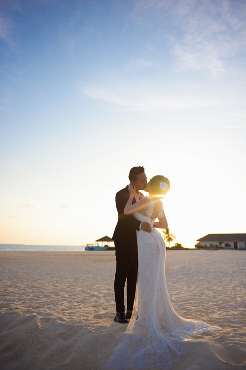 “Vì khung cảnh quá lãng mạn và hùng vĩ, nhiếp ảnh gia chuyên nghiệp và cảm hứng hạnh phúc, vợ chồng mình khá thoải mái nên cũng sớm quên đi cái mệt và hoàn thành tốt bộ ảnh”, cô hài hước chia sẻ “hậu quả” của buổi chụp: “Sau chuyến đi cả nhóm ai cũng khoác lên màu da nâu sẫm đậm chất châu Âu. Thích lắm!”