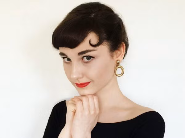 Cùng xem bộ ảnh cổ điển của Annelies Maria Francine trên trang cá nhân Instagram.Trông thiếu nữ 17 tuổi này như chị em song sinh của Audrey Hepburn trong tạo hình nhân vật Sabrina.