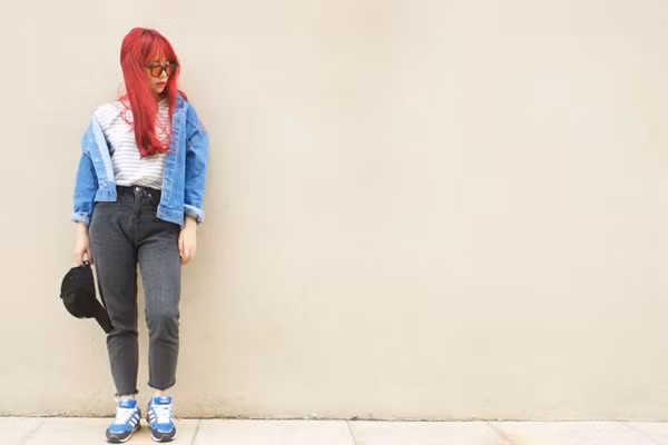 Những bộ đồ bụi bặm như quần jeans rách, áo croptop hay đơn giản là những chiếc áo T-shirt màu trắng, đen hoặc xám với vài họa tiết… cũng khiến cô nàng hot nhất làng game Việt - MisThy say đắm trong style thời trang của chính mình.