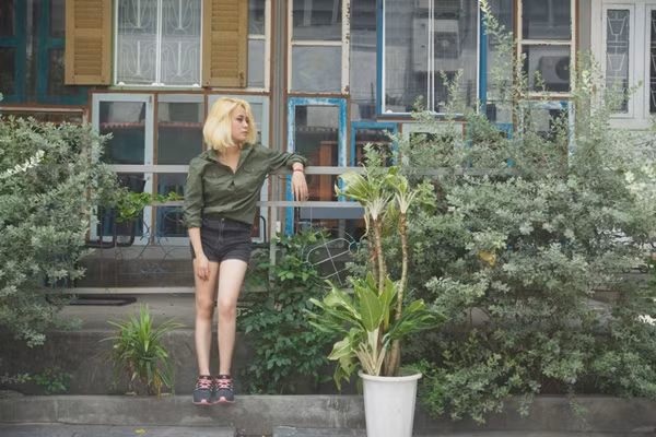 “Tôi nghĩ tất cả mọi người đều coi trọng thời trang trong cuộc sống và nó trở thành một phần không thể thiếu. Thời trang là thể hiện cảm xúc, cá tính của mỗi người. Với những ngày buồn chán, trang phục màu đen chính là lựa chọn số 1 cho set đồ của tôi”, MisThy chia sẻ.