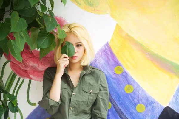 Tóc ngắn lên ngôi với màu bạch kim pha vàng khiến cô càng cuốn hút.