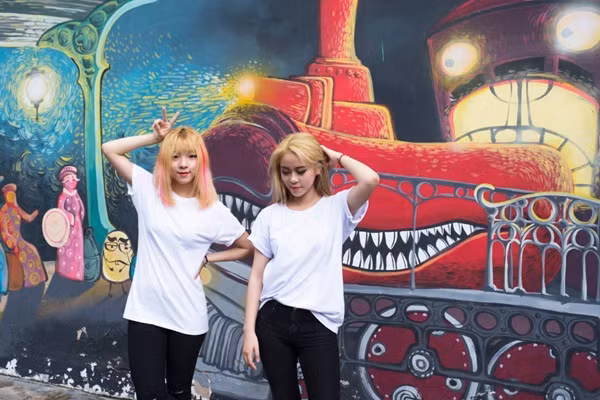 Đôi khi đơn giản với áo thun trắng nhưng MisThy không hề nhạt nhòa trước đám đông, thu hút sự chú ý của các game thủ.