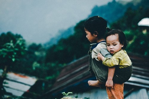 Bộ ảnh mang tên “Tôi thấy giấc mơ qua ánh mắt em” của nữ nhiếp ảnh trẻ Kim Tho (sinh năm 1993, Bình Định) mang đến cho người xem về hiện thực nghèo khó của những trẻ em vùng cao.