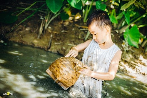 Được biết, nhân vật nhí dễ thương trong bộ ảnh khiến cư dân mạng trầm trồ, khen ngợi là bé Nguyễn Gia Nam, 5 tuổi, quê An Giang.