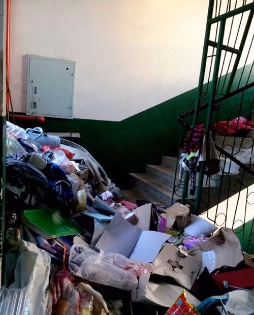 "Chỉ cần biết nghĩ một chút, hô hào nhau cùng dọn dẹp cẩn thận thì toàn khu ký túc xá sẽ không bị rác bao phủ, các sinh viên cũng không phải chịu đựng mùi hôi thối, chịu đựng sự ô nhiễm không khí có thể gây ảnh hưởng đến sức khỏe như thế này" - một bạn trẻ đưa ra ý kiến.