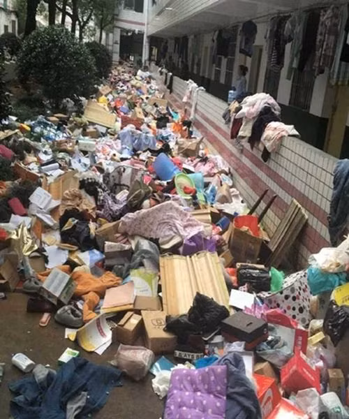 Mới đây, cư dân mạng Trung Quốc đang liên tiếp chia sẻ những hình ảnh ký túc xá bẩn kinh hoàng, không tìm ra lối đi của trường Cao đẳng Kỹ thuật Hồ Nam, Trung Quốc. Theo thông tin đăng tải, ký túc xá của trường thực hiện đổi phòng ngủ, tất cả rác rưởi trong các phòng đều bị tống ra ngoài nhưng không có ai dọn dẹp. Ba ngày liên tục, cả khu ký túc xá ngập ngụa trong rác thải.