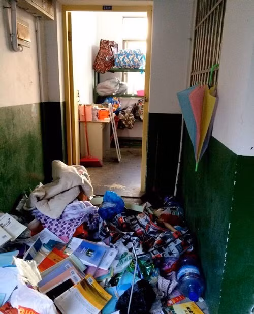 Có ý kiến lại cho rằng, không thể đổ hết mọi trách nhiệm lên ban quản lý ký túc xác. Việc ký túc xá bẩn kinh hoàng như thế này một phần cũng do ý thức của các sinh viên sống trong ký túc xá cũng cực kém. Khi dọn phòng không phân loại rác cũng không đút gọn vào trong túi nilon để đem đến điểm tập kết rác thải mà trực tiếp ném ra ngoài, ném xuống sân, cực kỳ thiếu ý thức và vô trách nhiệm.