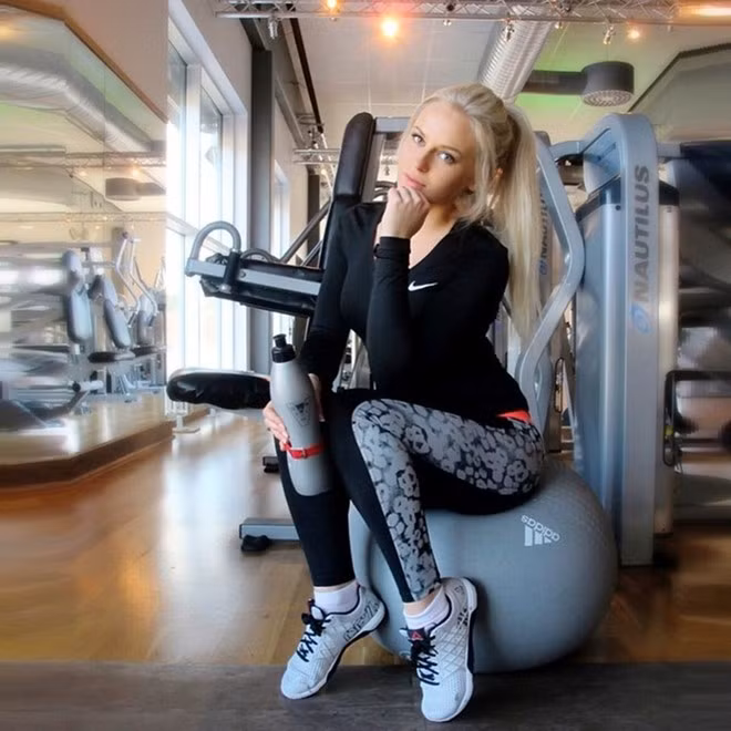 Anna còn tập yoga để tăng tính dẻo dai và thư giãn đầu óc.