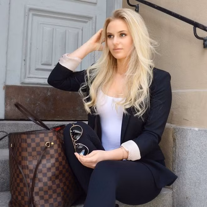 Phong cách thời trang công sở của cô cũng khá thu hút.