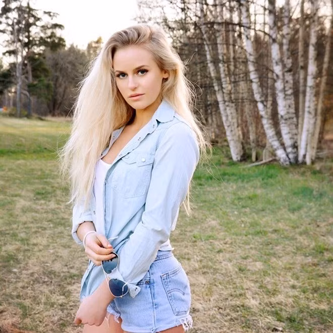 Du lịch đó đây là hoạt động không thể thiếu trong cuộc sống của cô gái Thụy Điển xinh đẹp.