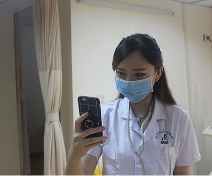 Tuy đeo khẩu trang nhưng nữ bác sĩ vẫn khiến nhiều người tò mò.