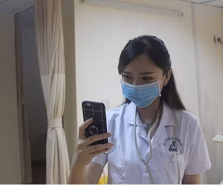 Tuy đeo khẩu trang nhưng nữ bác sĩ vẫn khiến nhiều người tò mò.