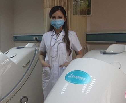 Không trang điểm lộng lẫy hay diện váy áo cầu kỳ, cô gái này chỉ mặc áo blouse trắng của bác sĩ, đeo tai nghe nhịp tim chuyên dụng với mái tóc dài được buộc lại sau đầu.