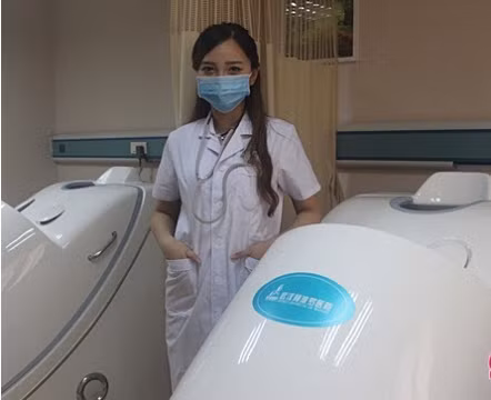 Không trang điểm lộng lẫy hay diện váy áo cầu kỳ, cô gái này chỉ mặc áo blouse trắng của bác sĩ, đeo tai nghe nhịp tim chuyên dụng với mái tóc dài được buộc lại sau đầu.