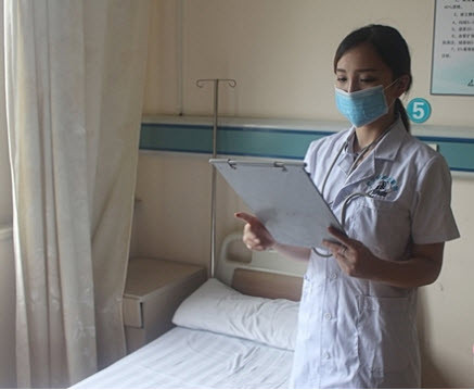 Quả thật vậy, khi bỏ khẩu trang ra, nữ bác sĩ xinh đẹp khiến nhiều chàng trai ngẩn ngơ vì vẻ dễ thương của mình.