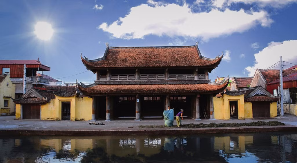 Trong làng có chùa Keo Hành Thiện trên 400 năm tuổi. Đây là một trong những ngôi chùa nổi tiếng nhất Nam Định, kiến trúc đẹp và nổi tiếng linh thiêng, một điểm dừng chân tuyệt vời trước khi kết thúc chuyến hành trình khám phá thành Nam.