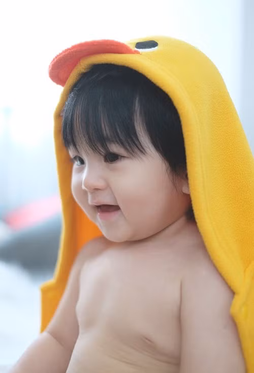 Thừa hưởng nét đẹp từ cả bố lẫn mẹ, soái ca nhí này sở hữu đôi mắt to tròn, đôi môi chúm chím và gò má bầu bĩnh dễ thương.