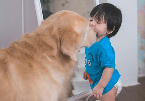 Thiên thần bé và thiên thần lớn.