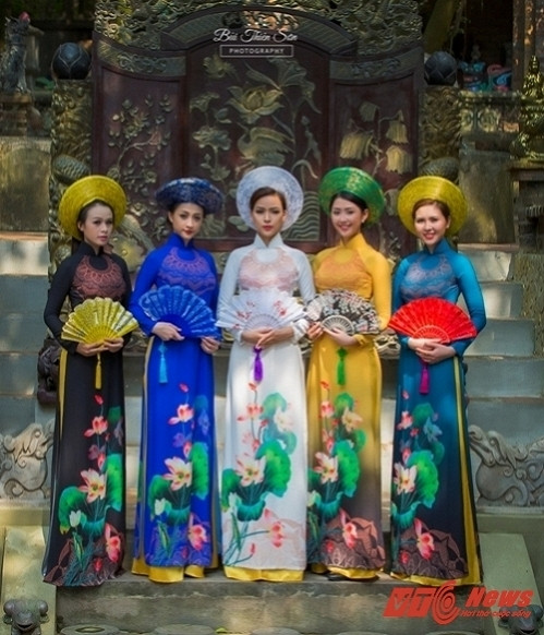 Dàn hot girl khoe dáng trong tà áo dài.