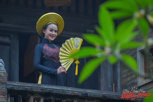 Sở hữu gương mặt thanh tú, nụ cười duyên, Nguyễn Thị Hằng - Nữ MC truyền hình Quốc phòng Việt Nam luôn thu hút ánh nhìn của mọi người xung quanh. Sau khi đăng tải những hình ảnh lên diễn đàn mạng, Hằng đã nhận được nhiều lượt thích và bình luận khen ngợi.