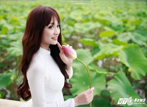 Áo dài là biểu tượng của người phụ nữ Việt Nam. Áo dài mang lại nét đẹp đằm thắm cho người con gái. Dù hiện nay, nhiều mẫu thời trang mới ra đời rất đẹp và hiện đại nhưng vẫn không có trang phục nào thay thế được những chiếc áo dài tôn lên vẻ dịu dàng, duyên dáng nhưng cũng rất hợp mốt, hợp thời.