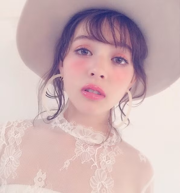 Kiểu makeup “ướt sũng” cũng có cách làm dễ không kém kiểu tóc cùng xu hướng. Đầu tiên, bạn cần một làn da mang lại cảm giác căng, bóng.