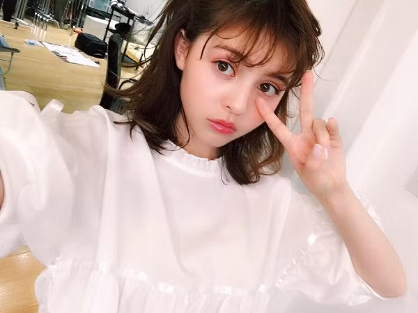 Sau đó sử dụng màu mắt bắt sáng và dùng thêm nhũ, cộng với son bóng màu tự nhiên là bạn đã hoàn thành kiểu makeup này rồi!