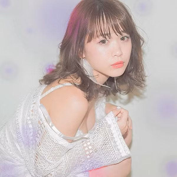 Chỉ cần dùng gel tạo kiểu, bạn có thể dễ dàng tạo cho mình kiểu tóc ướt sũng này. Thường thì những cô gái áp dụng kiểu tóc sẽ kết hợp làm “ ướt” lông mày của mình luôn cho đủ bộ.