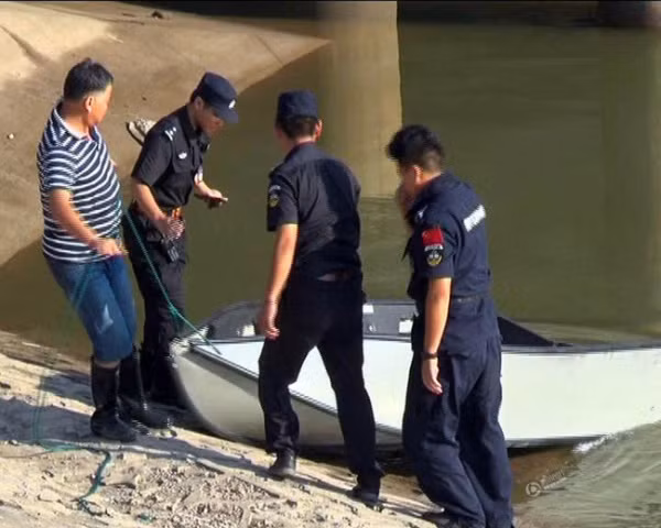 Lực lượng cứu hộ sau đó đã lùng sục khắp các bụi cây ngọn cỏ xung quanh hiện trường để tìm kiếm 2 cô gái đáng thương. Hiện cảnh sát vẫn đang tích cực điều tra làm rõ nguyên nhân vụ việc.