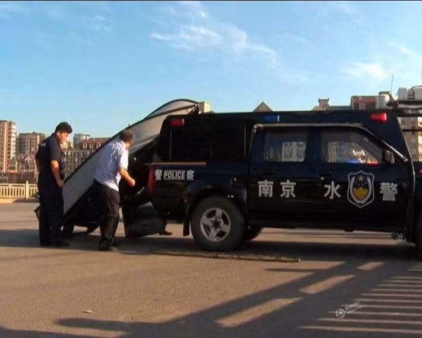 Đã có người nhận định rằng, có lẽ chàng trai đang mải suy nghĩ xem nên cứu ai trước để không làm phật lòng người nào, hoặc cũng có thể đang bận nhẩm tính về độ sâu và độ xoáy của dòng nước, cuối cùng lỡ mất cơ hội cứu sống 2 mạng người.