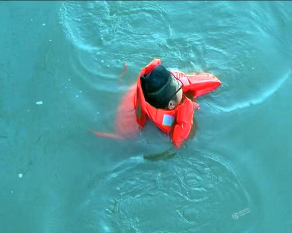 Nhiều người tỏ ra băn khoăn, tại sao nhìn thấy 2 cô gái đang dần chìm xuống, người đàn ông duy nhất trong nhóm lại không nhảy xuống cứu mà chỉ đứng yên bất động trên bờ, mãi cho tới khi 2 cô gái đã biến mất trong dòng nước xoáy thì mới sực tỉnh và lấy điện thoại ra báo công an. Khi anh chàng người yêu chịu xuống sông cứu người thì mọi chuyện đã muộn.