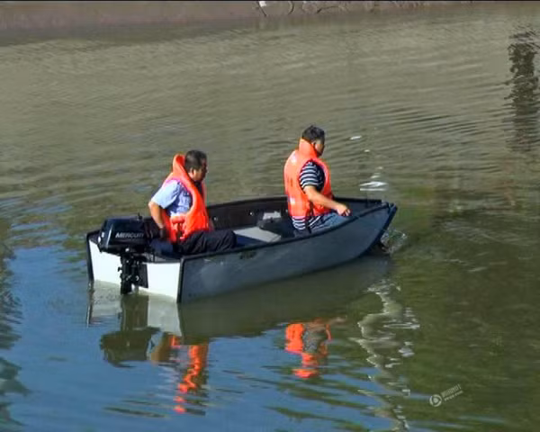 Được biết, vào buổi sáng, 3 người rủ nhau ra băng ghế dài bên bờ sông để ăn sáng, không hiểu đã xảy ra chuyện gì mà người yêu của anh chàng bỗng dưng rơi xuống sông. Sau đó, người chị gái của cô chạy tới định kéo cô lên bờ nhưng không ngờ cũng bị rơi luôn xuống cùng.