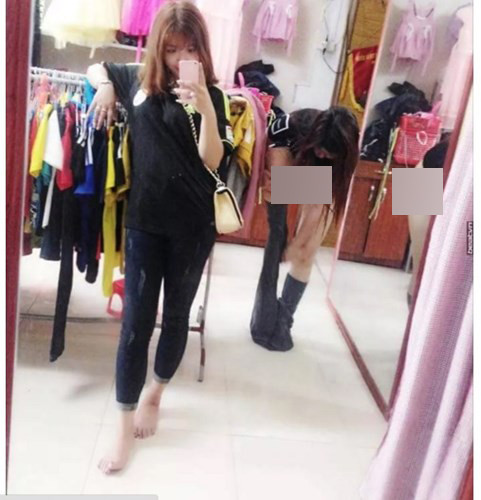 Cô bạn đang hồn nhiên thay đồ mà không hề biết mình bị "chơi khăm" trong bức ảnh tự sướng của bạn mình.