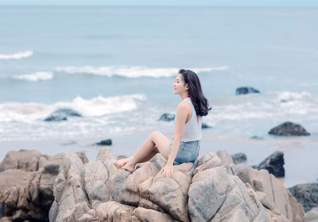 Khi hầu hết các hot girl chạy theo trào lưu sexy, gợi cảm thì Kiều Trinh lại chọn cho mình một phong cách khác lạ, cá tính.