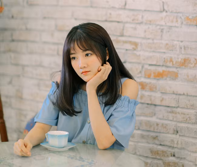 Mới đây cô nàng còn góp mặt trong MV mới Vội vàng của nhạc sỹ Tạ Quang Thắng .