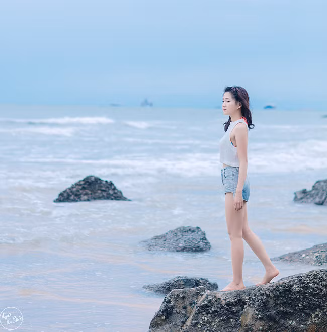 Không sở hữu đôi chân dài nhưng Kiều Trinh luôn biết cách thu hút người đối diện bởi cách ăn mặc trẻ trung, cá tính.