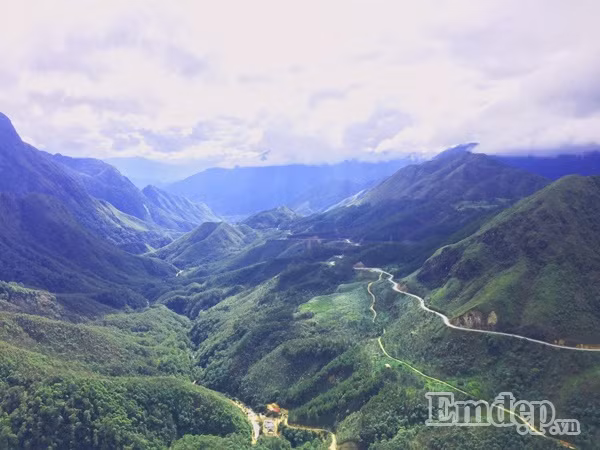 Trời nắng, nhưng nơi đây lộng gió và khá lạnh, vì thế bạn cần phải mặc ấm.