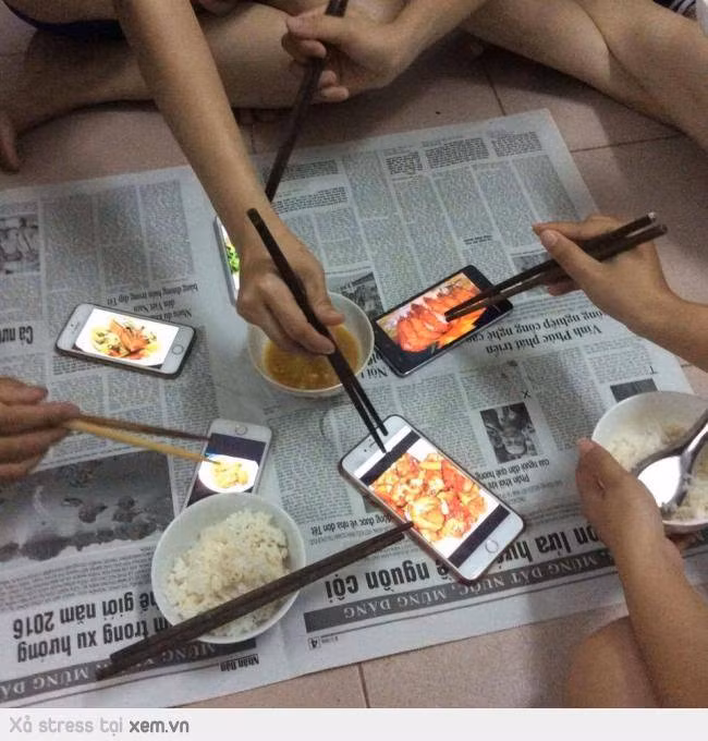 Bữa cơm cực ảo.