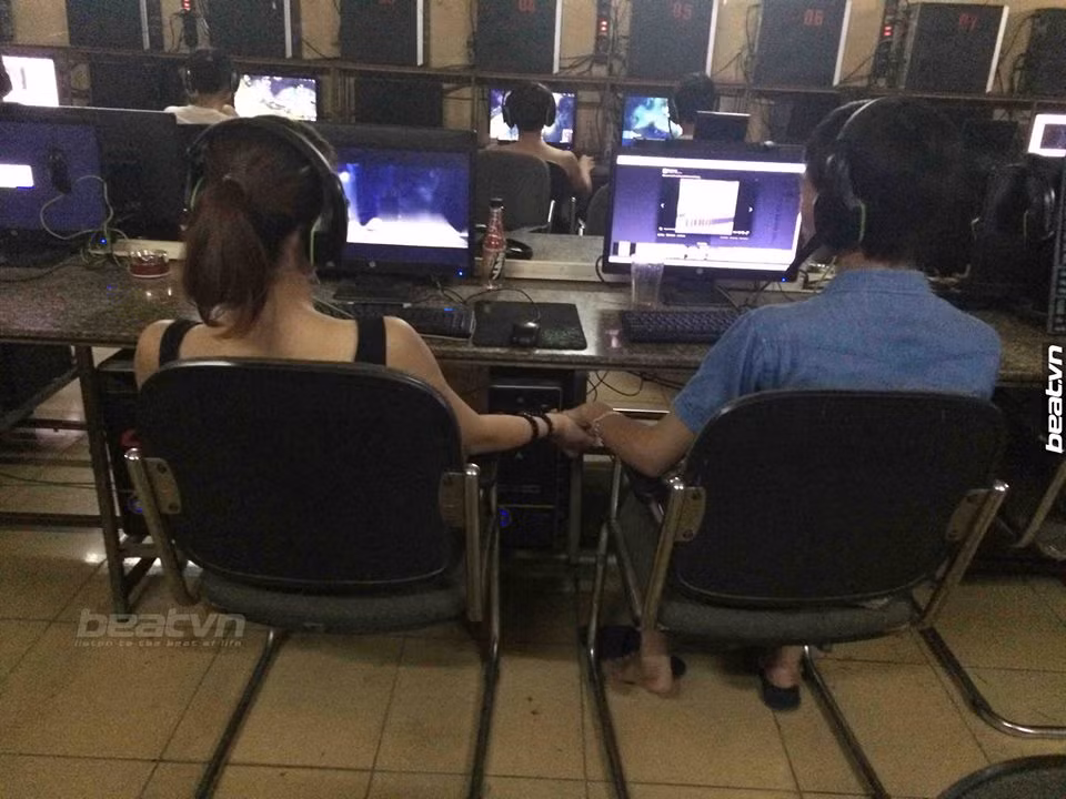 Nắm tay nhau thật chặt, giữ tay nhau thật lâu...