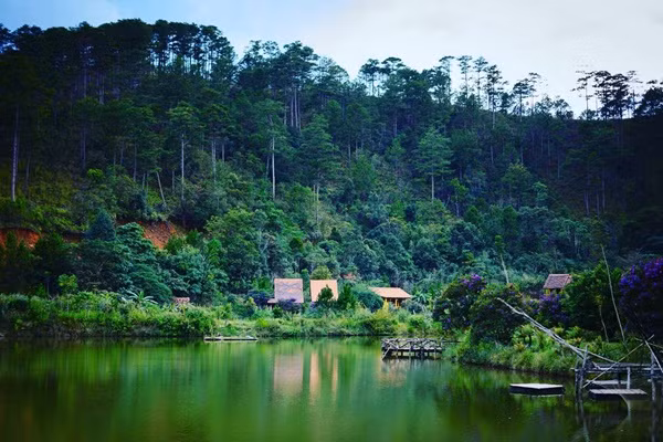 Thung lũng Cù Lần nằm giữa rừng thông bạt ngàn, với những ngôi nhà gỗ tĩnh lặng và bình yên nằm giữa những lối đi phủ ngập sắc hoa. Đây là một ngôi làng thuần Việt với ý nghĩa hình thành một khu du lịch nông trang giữa cảnh rừng yên núi bình.