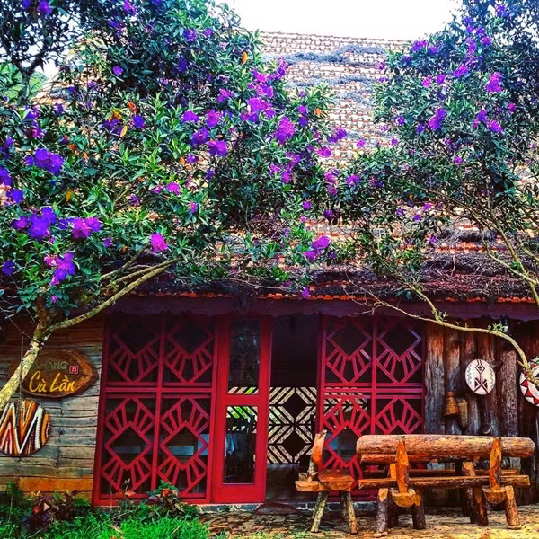 Tại đây, bạn có thể tham gia các hoạt động vui vẻ để chuyến đi thêm lý thú như đi xe đạp địa hình, thả diều, cưỡi ngựa, săn gà rừng, bắt cá suối, các hoạt động rèn luyện kỹ năng sống,… là nơi tuyệt vời để tổ chức các hoạt động team building.