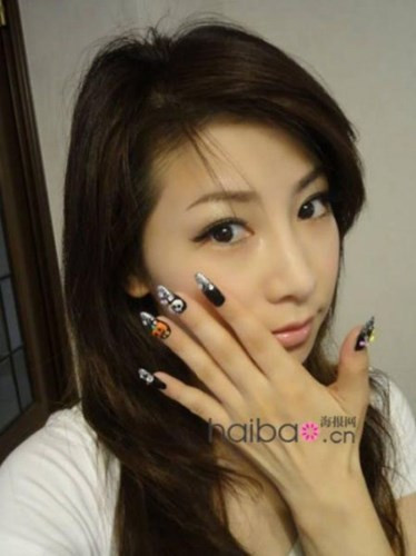 Năm 40 tuổi, Masako Mizutani đã bất ngờ nổi tiếng sau cuộc thi tìm kiếm người mẫu ảnh cho một tạp chí vì vẻ trẻ đẹp như thiếu nữ đôi mươi của mình. Những hình ảnh của bà mẹ 2 con sau đó được chia sẻ rầm rộ khiến nhiều người ngỡ ngàng.