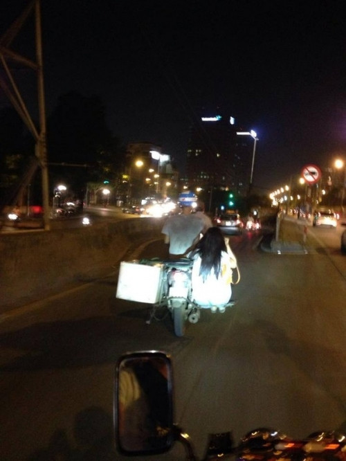 Cảnh tượng thanh niên chở bạn gái cực "bá đạo" trên đường phố Hà Nội.