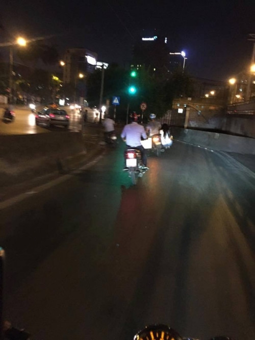 Cảnh tượng tham gia giao thông cực "bá đạo" của cặp đôi này khiến ai cũng phải "tròn mắt" ngạc nhiên. Ảnh: Hải Linh Nguyễn.